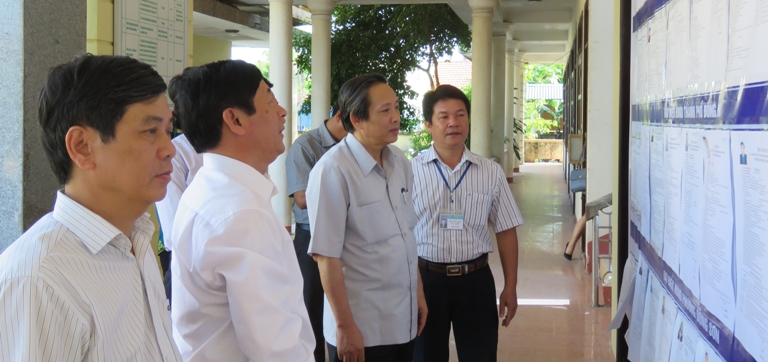 Đồng chí Bí thư Tỉnh ủy kiểm tra công tác chuẩn bị bầu cử tại thành phố Đồng Hới