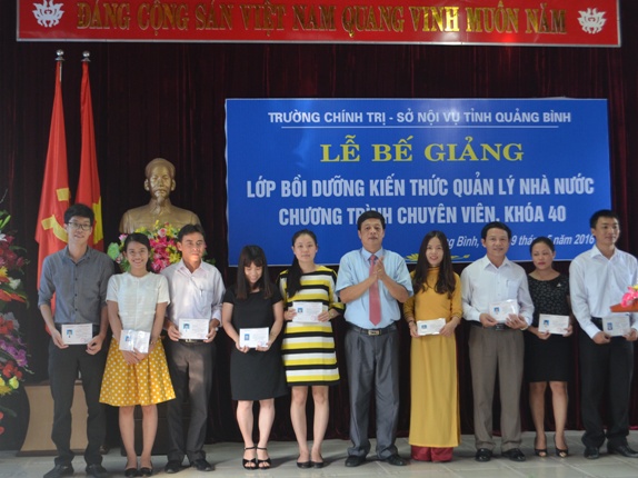 Bế giảng lớp bồi dưỡng kiến thức quản lý Nhà nước chương trình chuyên viên
