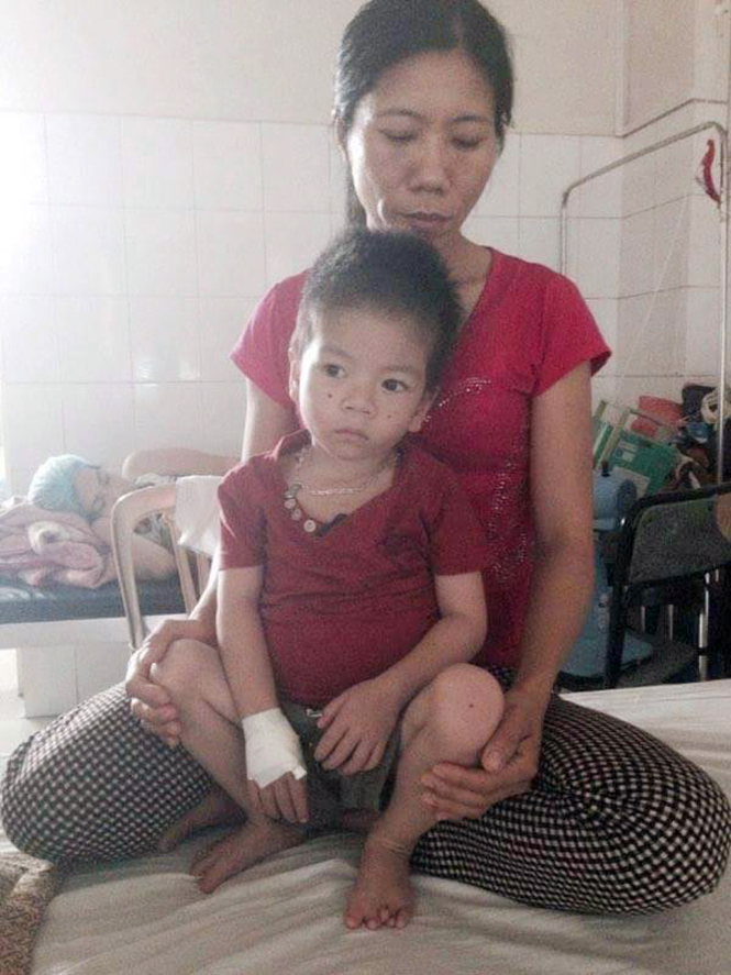 Mong manh sự sống của bé trai mắc bệnh ung thư máu