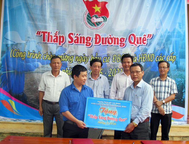 Đoàn khối các cơ quan tỉnh: Bàn giao 3 công trình thanh niên "Thắp sáng đường quê"