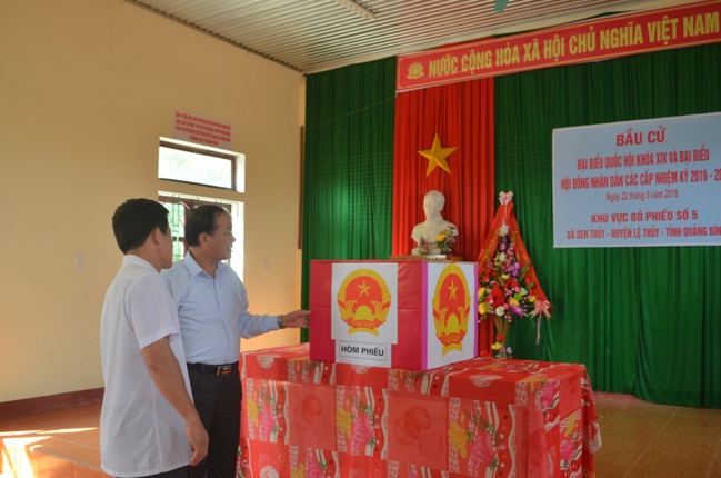 Đồng chí Chủ tịch Ủy ban MTTQVN tỉnh kiểm tra công tác chuẩn bị bầu cử tại huyện Lệ Thủy