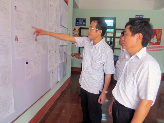 Đồng chí Phó Bí thư Thường trực Tỉnh ủy kiểm tra công tác bầu cử tại TP. Đồng Hới