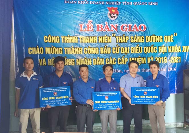 Đoàn khối Doanh nghiệp: Bàn giao 3 công trình thanh niên "thắp sáng đường quê"