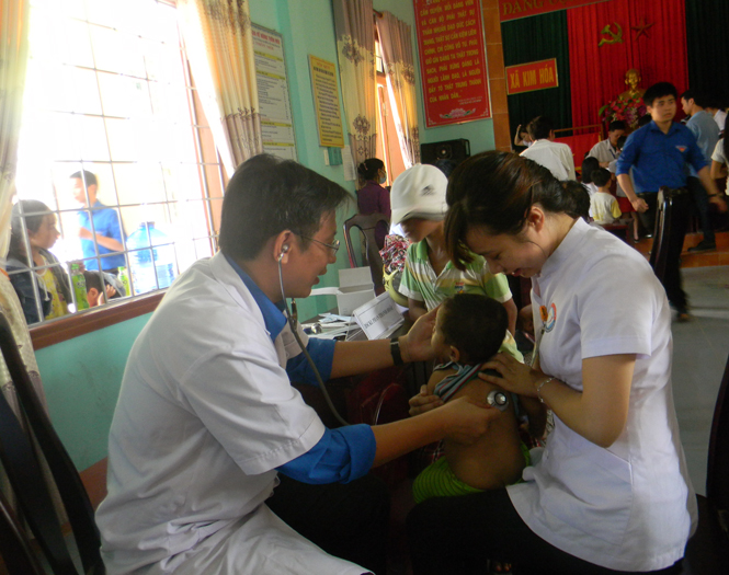 Khám chữa bệnh tình nguyện và tặng quà tại xã Kim Hoá, huyện Tuyên Hoá
