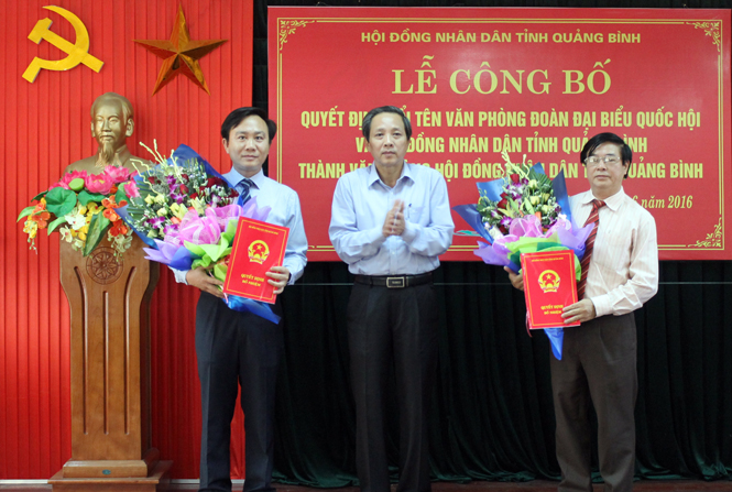 Công bố quyết định đổi tên Văn phòng Đoàn đại biểu Quốc hội và HĐND tỉnh thành Văn phòng HĐND tỉnh