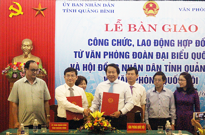 Lễ bàn giao, tiếp nhận công chức, người lao động Văn phòng Đoàn đại biểu Quốc hội và HĐND tỉnh