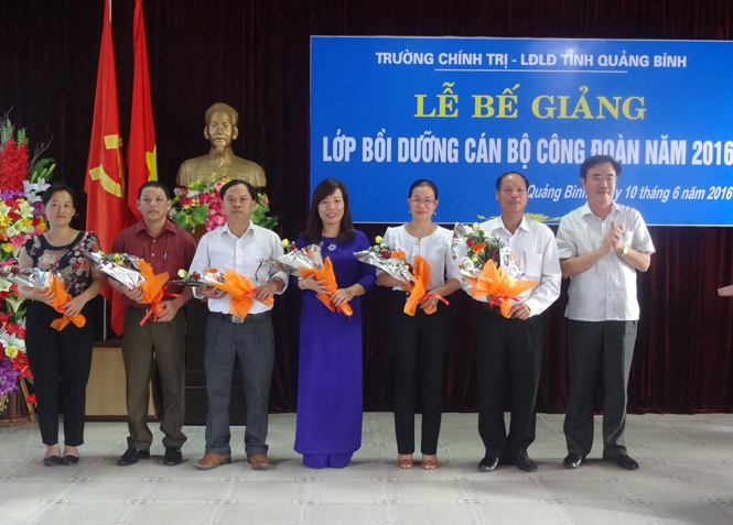 Bế giảng lớp bồi dưỡng cán bộ công đoàn năm 2016