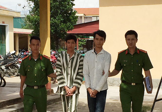 Khởi tố 2 đối tượng chém người... cho vui