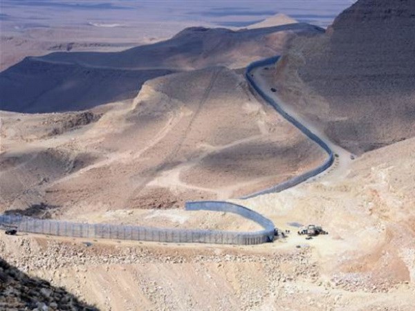 Israel sẽ xây dựng tường bêtông ngầm xung quanh Dải Gaza