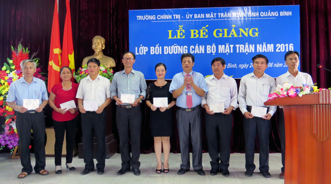 Bế giảng lớp bồi dưỡng cán bộ Mặt trận năm 2016