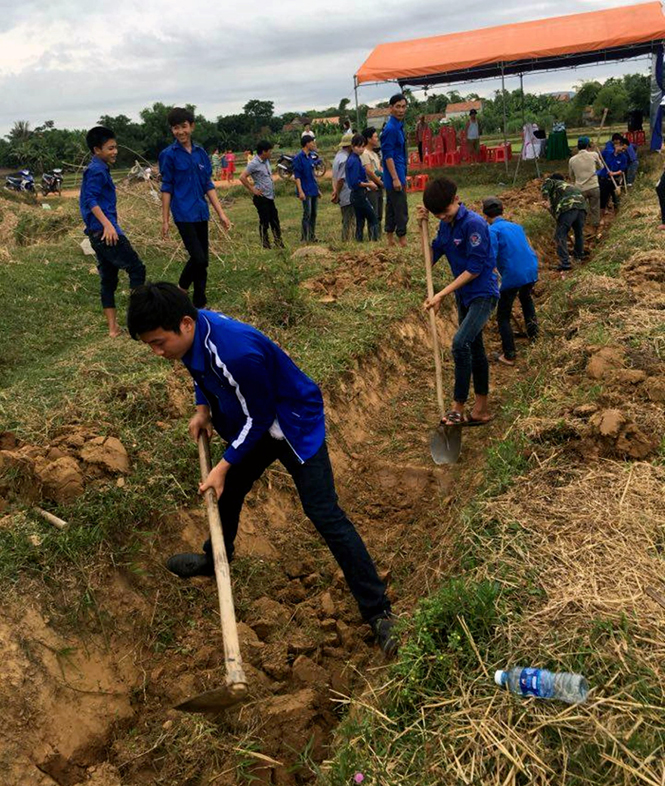 Khởi công công trình thanh niên "Bê tông hóa tuyến kênh mương Cây Na, thôn Tân Đông, xã Quảng Hải"