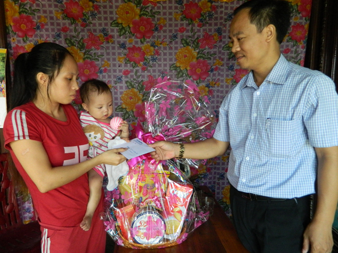 Trao tiền hỗ trợ cho cháu bé 3 lần mổ tim