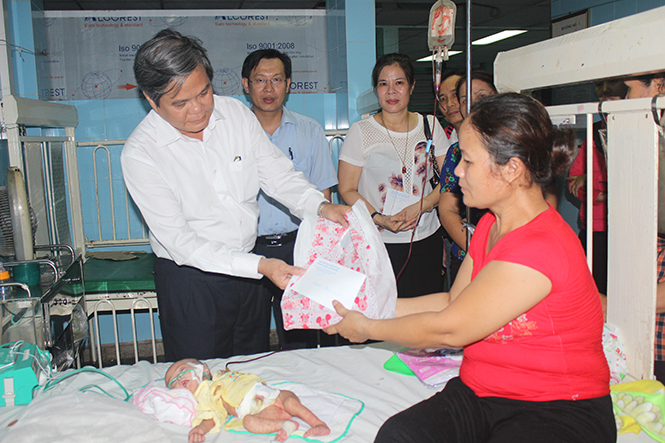 Hơn 3 tỷ đồng thăm hỏi, hỗ trợ đoàn viên công đoàn và người lao động