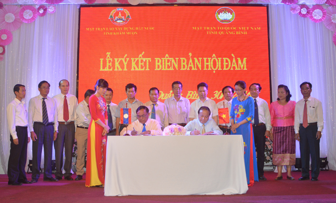 Ký kết Biên bản hội đàm giữa Mặt trận TQVN tỉnh Quảng Bình và Mặt trận Lào xây dựng đất nước tỉnh Khăm Muộn