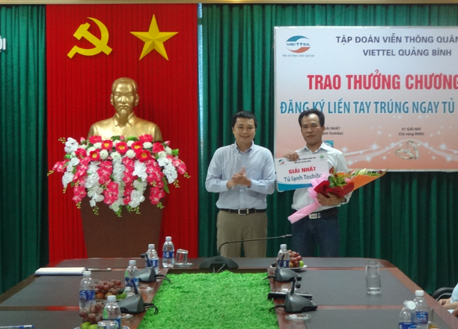 Chi nhánh Viettel Quảng Bình: Trao thưởng chương trình "Đăng ký liền tay-Trúng ngay tủ lạnh Toshiba"