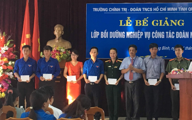 Bế giảng lớp bồi dưỡng nghiệp vụ công tác Đoàn năm 2016