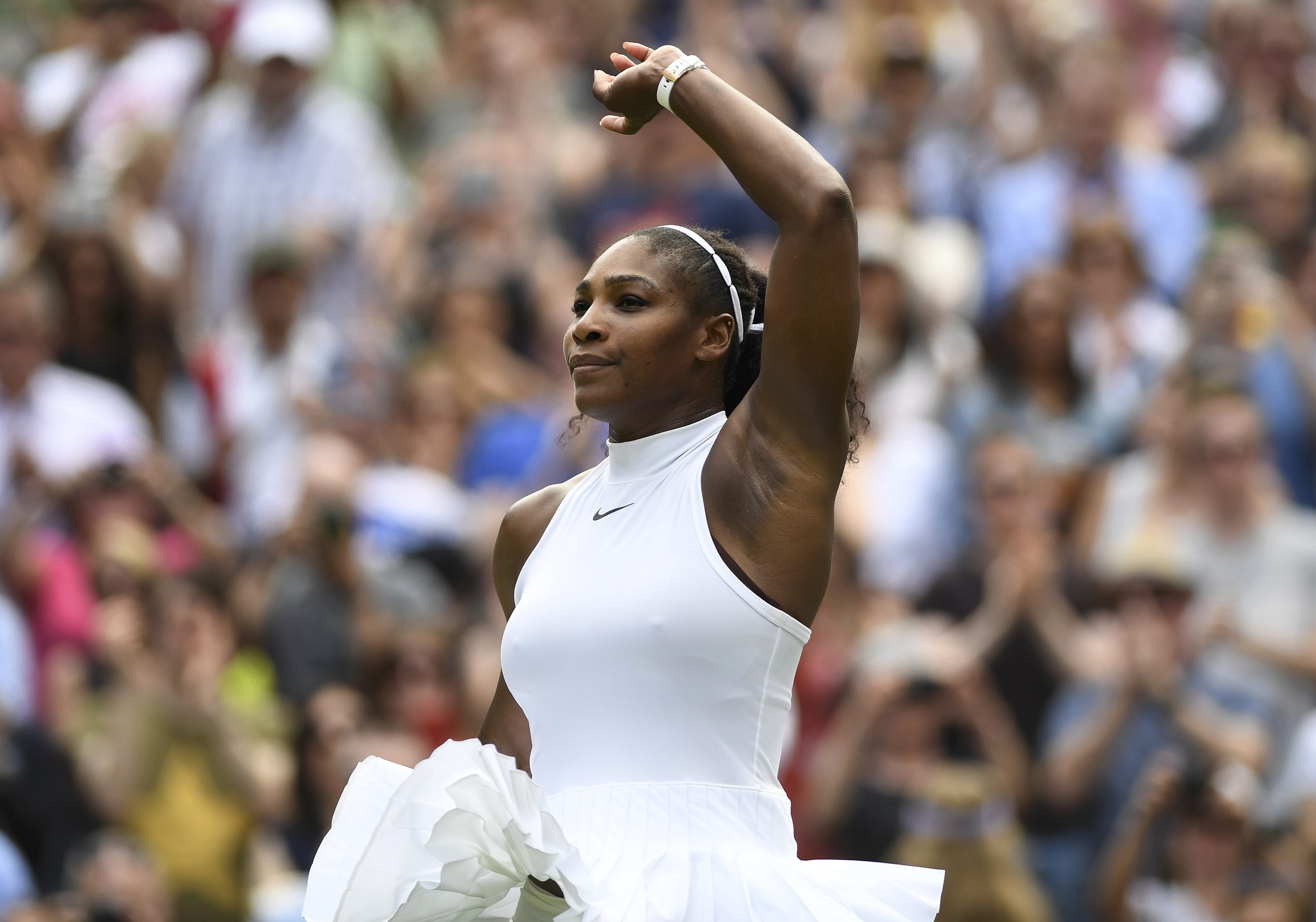 ​Serena "thần tốc" vào vòng 4 Wimbledon