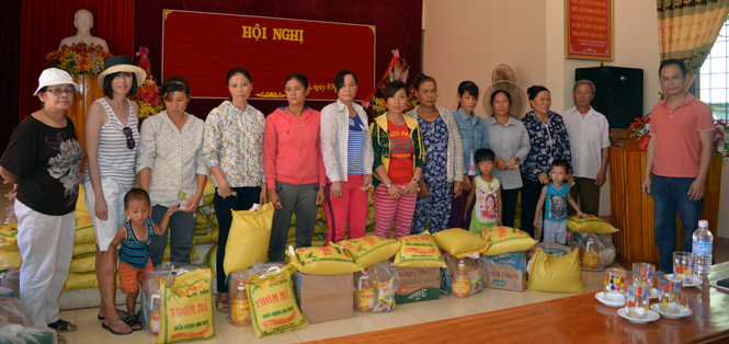 Trao quà hỗ trợ ngư dân Quảng Ninh và Lệ Thủy