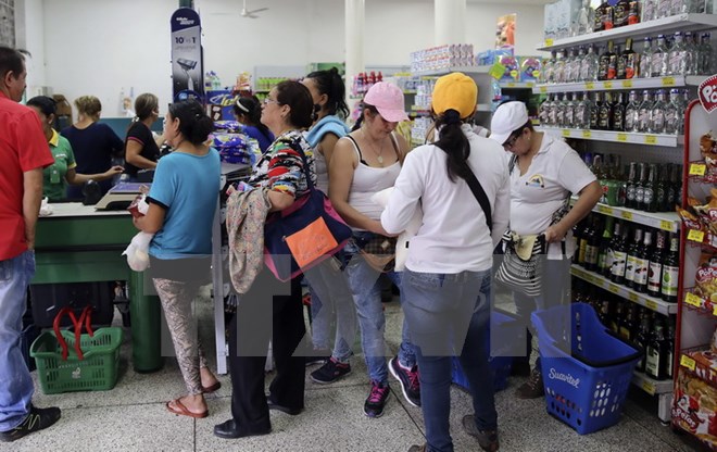 Người dân Venezuela đổ xô sang Colombia để mua nhu yếu phẩm