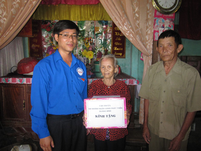 Chi đoàn Ngân hàng phát triển Quảng Bình tổ chức các hoạt động hướng về ngày Thương binh liệt sỹ 27-7