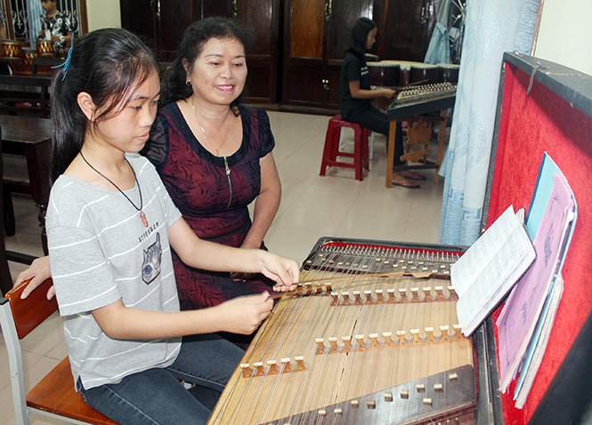 Người truyền đam mê nhạc cụ truyền thống dân tộc