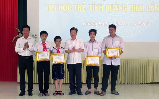 Bốn học sinh giành giải nhất tại hội thi tin học trẻ Quảng Bình lần thứ XVII
