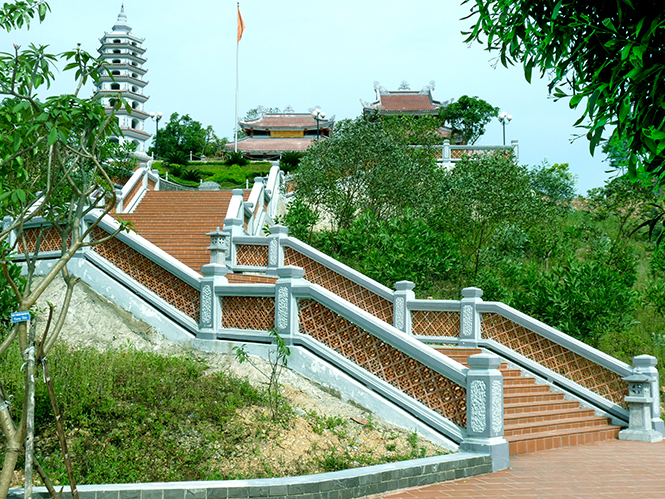 Đền tưởng niệm liệt sỹ Trường Sơn - bến phà Long Đại