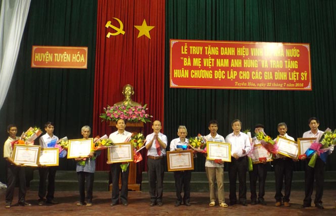 Tuyên Hóa tổ chức lễ truy tặng danh hiệu "Bà mẹ Việt Nam anh hùng" và trao tặng Huân chương Độc lập