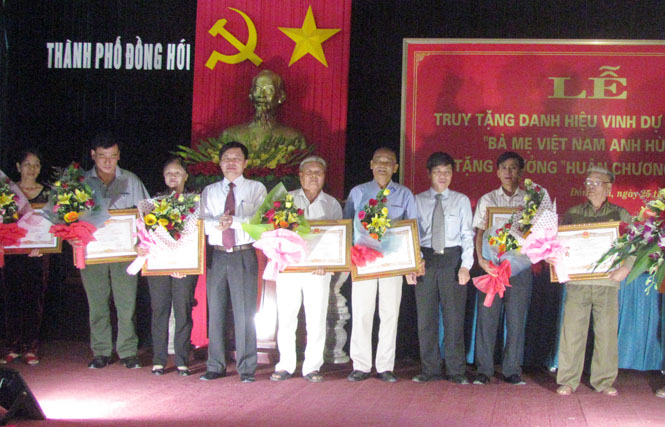 Truy tặng danh hiệu Bà mẹ Việt Nam anh hùng và tặng thưởng Huân chương Độc lập