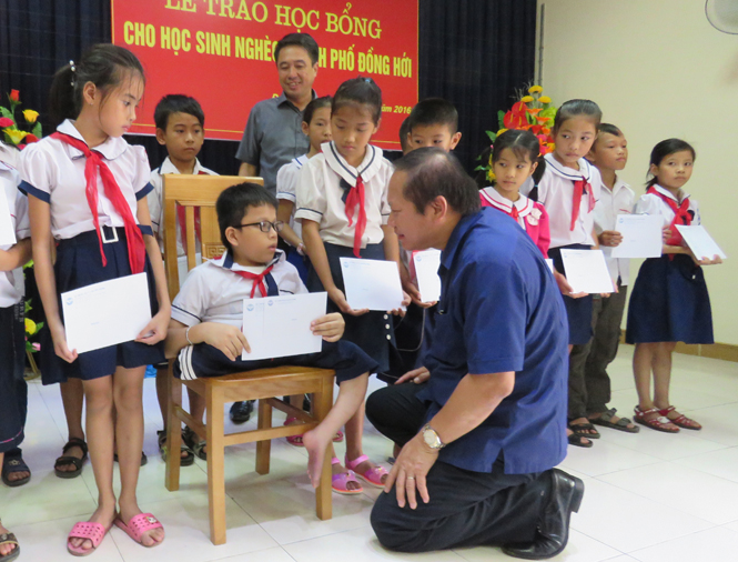 Bộ trưởng Bộ Thông tin và Truyền thông trao học bổng cho học sinh nghèo TP. Đồng Hới