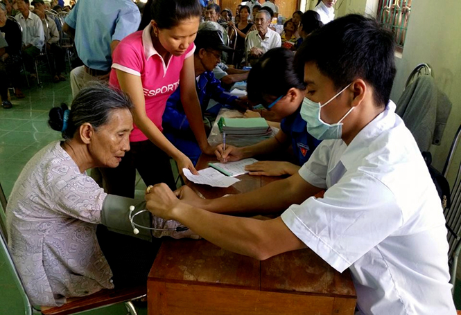 Khám, cấp phát thuốc miễn phí cho người dân xã Quảng Tiến