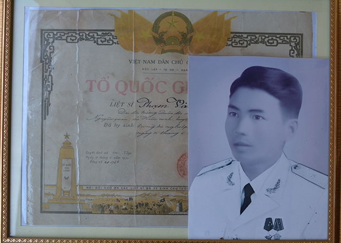Phía sau những dòng thơ