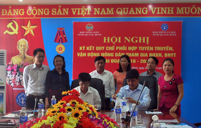 Ký kết quy chế phối hợp tuyên truyền, vận động nông dân tham gia bảo hiểm xã hội, bảo hiểm y tế
