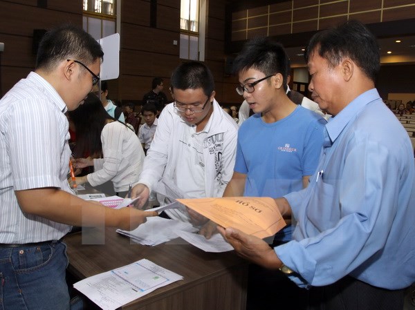 Nhiều trường đại học miễn lệ phí xét tuyển cho thí sinh khó khăn