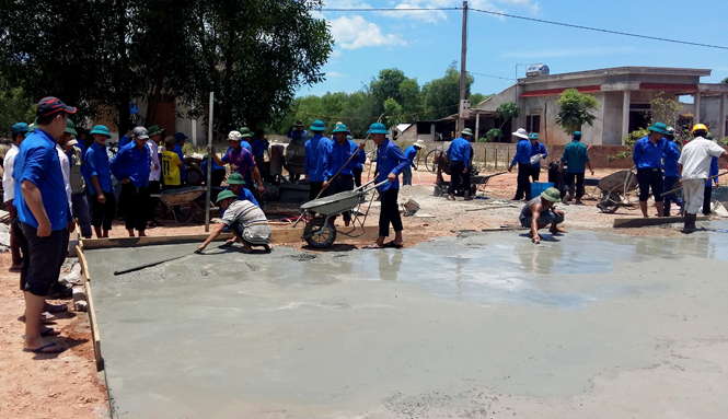 Huyện đoàn Lệ Thủy thực hiện chiến dịch "Hè tình nguyện" tại xã Ngư Thủy Nam