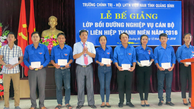 Bế giảng lớp bồi dưỡng nghiệp vụ cán bộ Hội Liên hiệp Thanh niên năm 2016