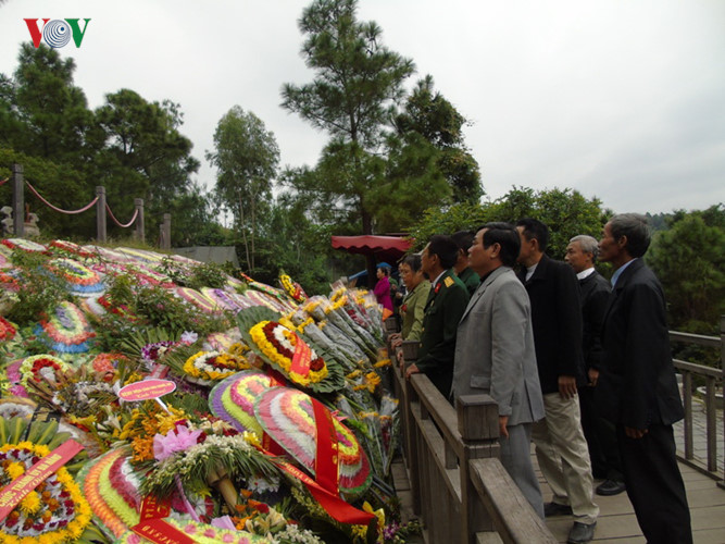 Viếng mộ bác Văn