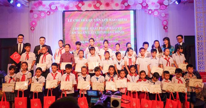 Công ty Bảo hiểm Nhân thọ AIA Việt Nam: Trao 60 suất học bổng cho trẻ em nghèo tỉnh ta