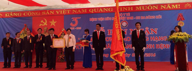 Bệnh viện hữu nghị Việt Nam-Cu Ba Đồng Hới: Đón nhận Huân chương Lao động hạng Nhì