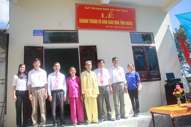 Quỹ tín dụng nhân dân xã Vạn Trạch (Bố Trạch) bàn giao nhà tình nghĩa cho gia đình có hoàn cảnh khó khăn