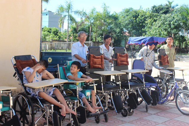 Trao xe lăn cho người khuyết tật tại thị trấn Nông trường Việt Trung