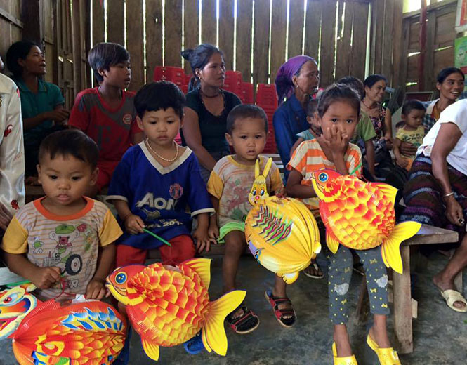 Tặng quà trung thu cho thiếu nhi ở bản Cây Sú, xã Trường Sơn
