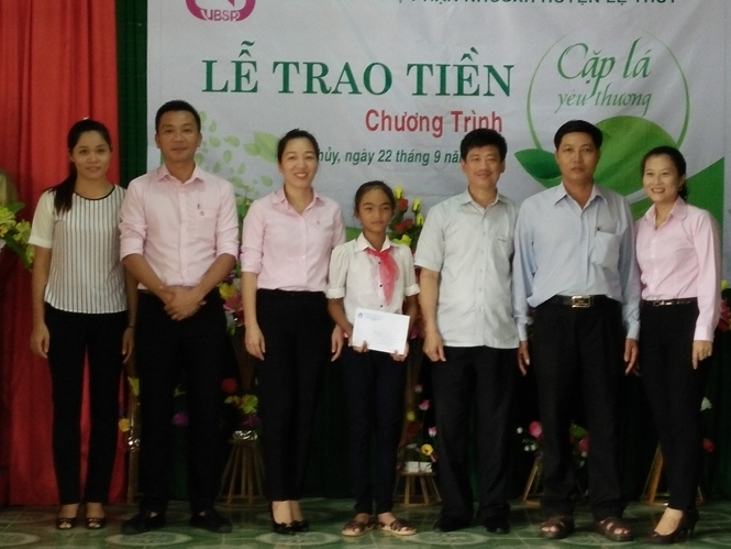 Trao quà của chương trình "Cặp lá yêu thương" cho em Kro Xa