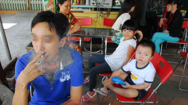 Phạt hút thuốc lá bao giờ mới nghiêm?