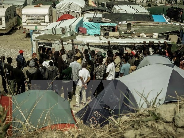 Tổng thống Pháp quyết tâm giải tỏa toàn bộ khu lán trại tại Calais