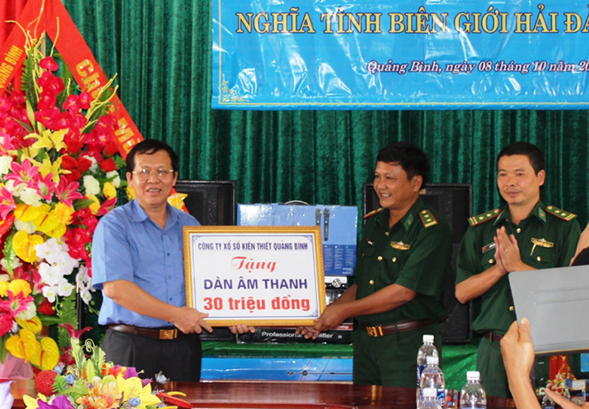 Công ty Xổ số kiến thiết Quảng Bình tặng dàn âm thanh cho Đồn Biên phòng Cà Roòng