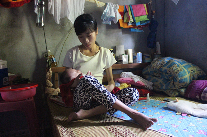 Cháu bé bị bong võng mạc sơ sinh cần được giúp đỡ