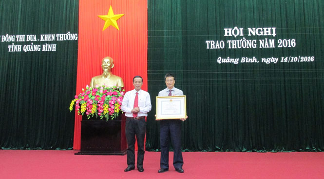 Lễ trao thưởng cho các tập thể, cá nhân xuất sắc trong phong trào thi đua yêu nước