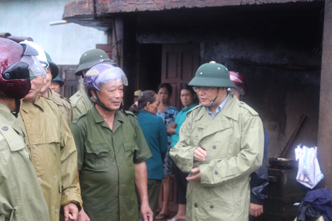 Lãnh đạo tỉnh thăm, động viên các gia đình bị ảnh hưởng do lốc xoáy tại xã Sen Thủy