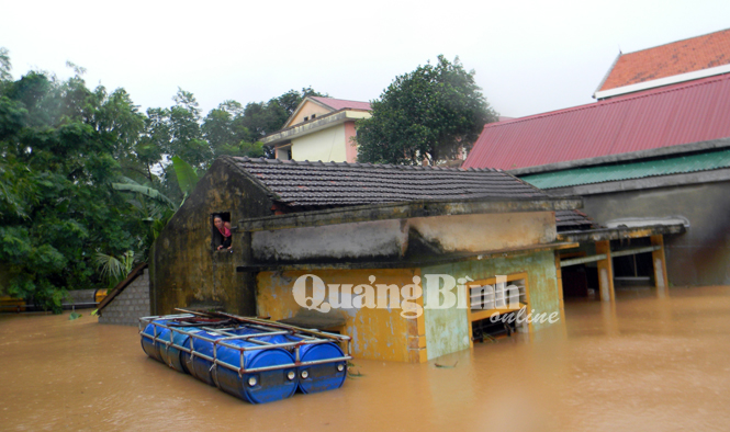 Tuyên Hóa: Lũ xuống chậm, hàng ngàn ngôi nhà vẫn bị ngập sâu